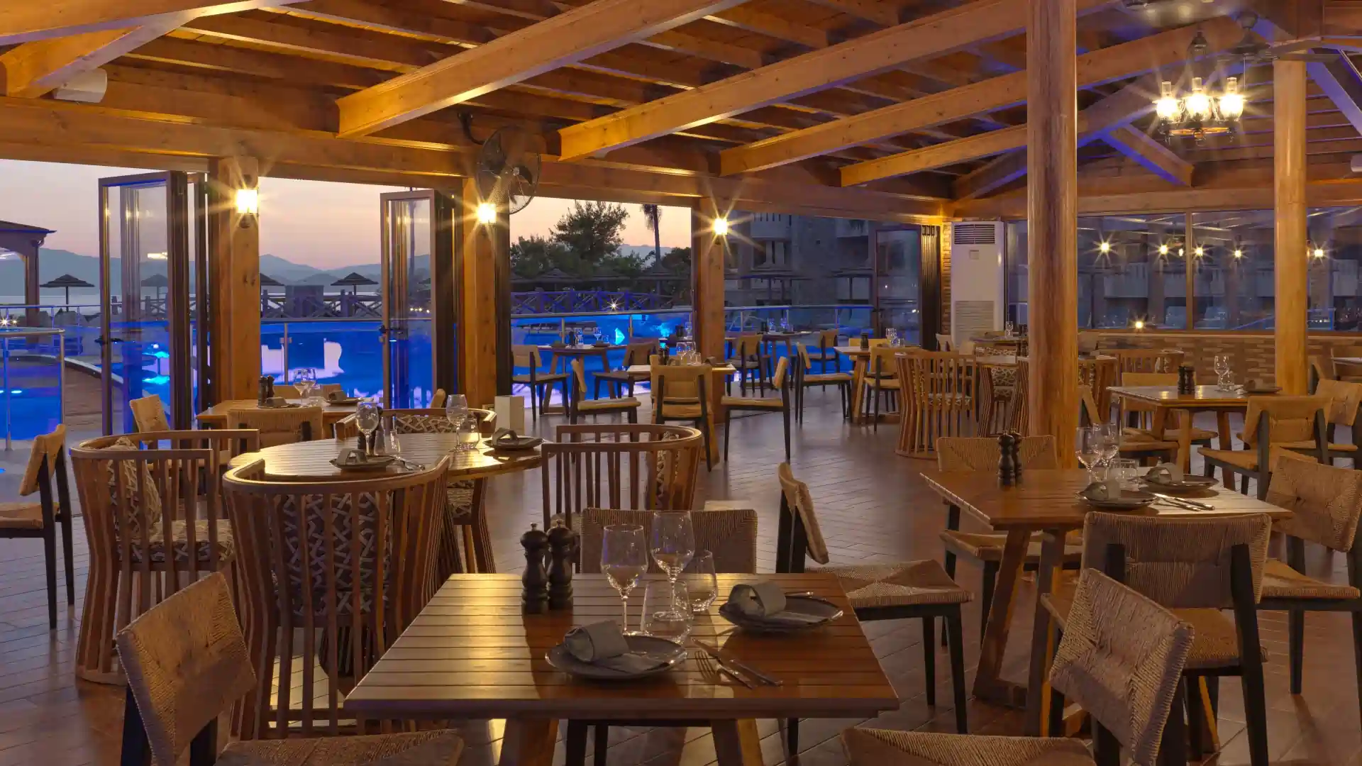 SEAFOS Luxury Resort & Spa Nafplio - מסעדת הבריכה Naiades