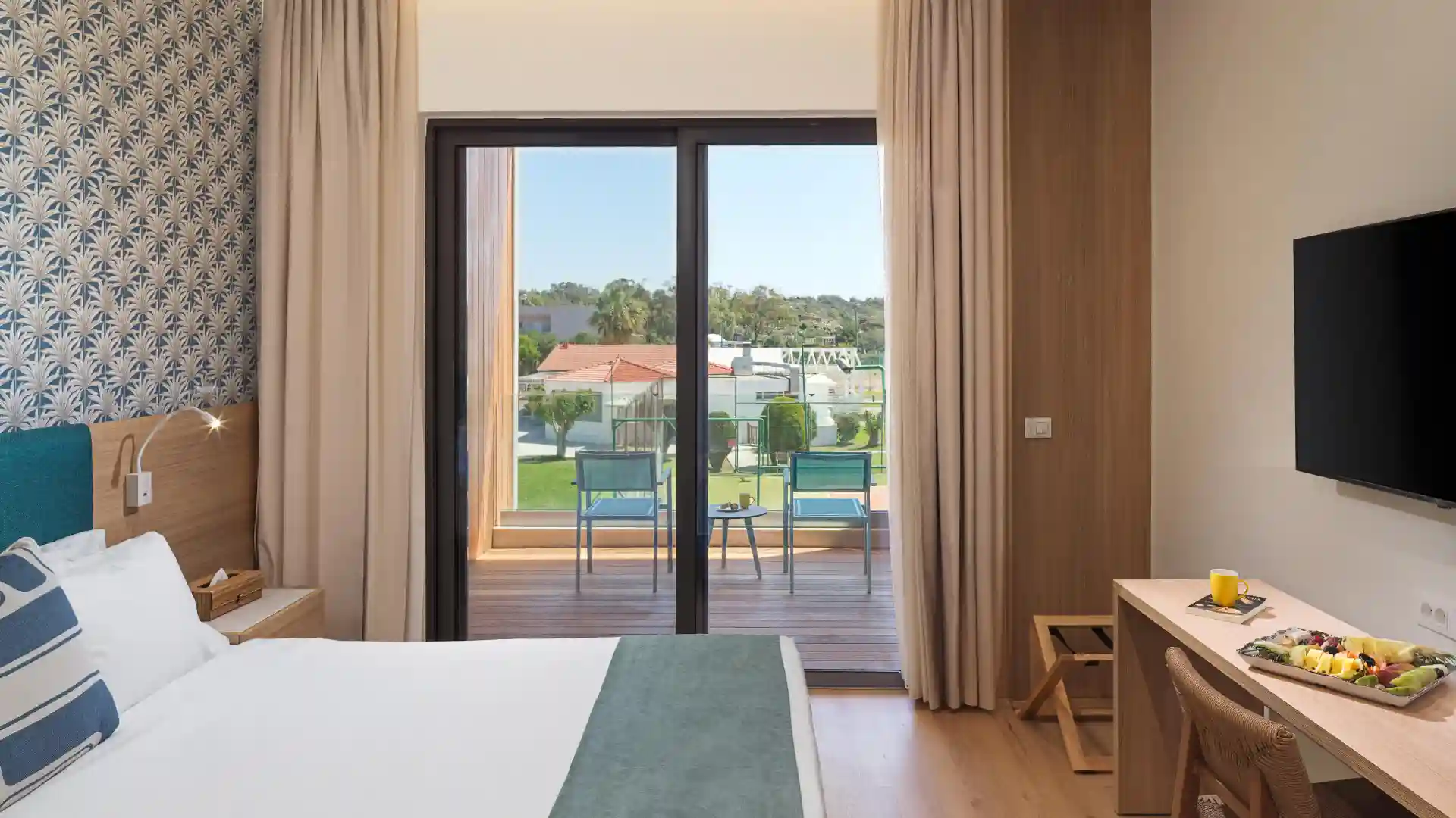 חדר פרימיום עם נוף לבריכה